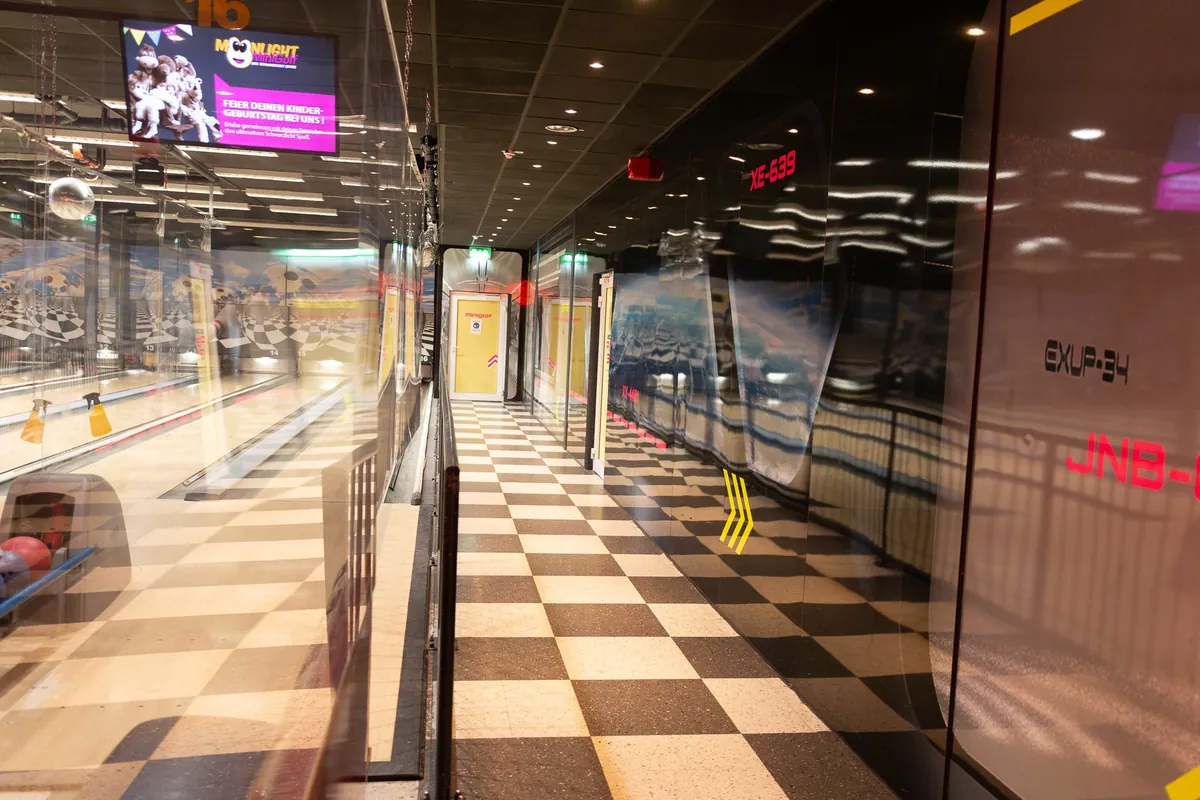 Bowlingbahnen im XXL Sportcenter Duisburg bei heller Beleuchtung