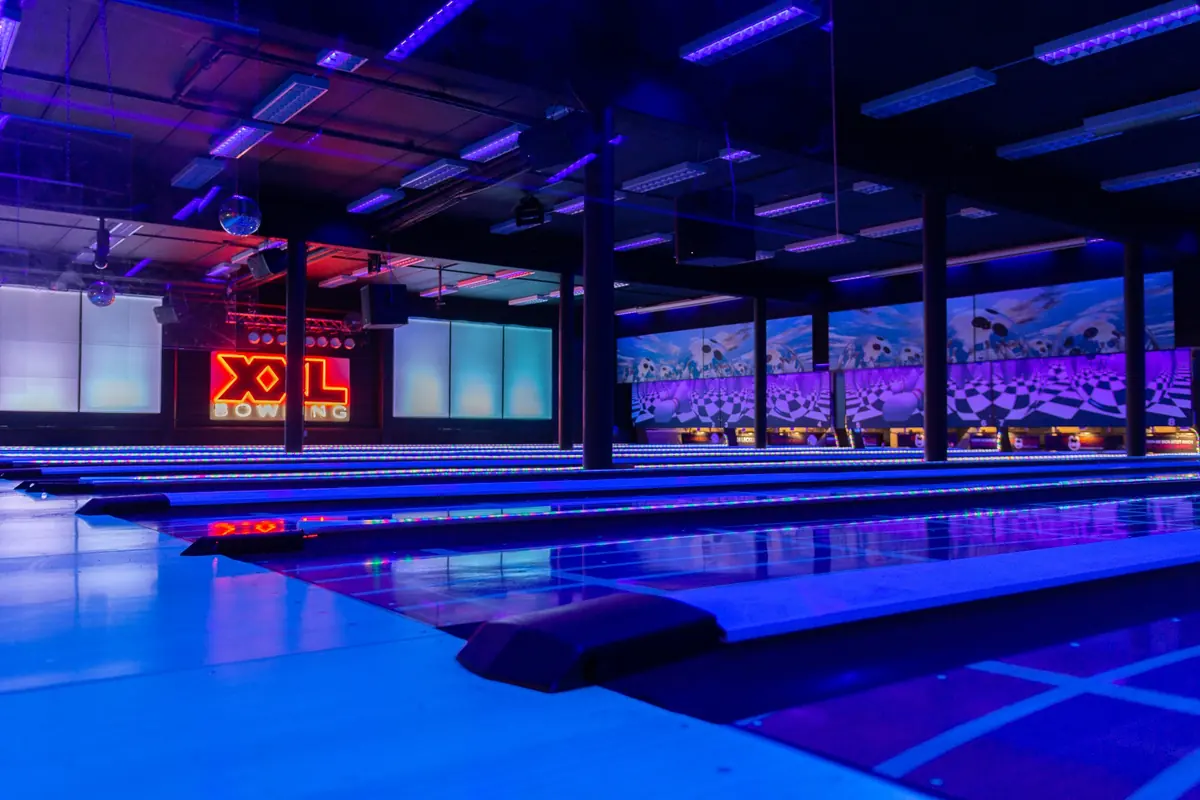 Bowlingbahnen im XXL Sportcenter Duisburg unter UV-Licht