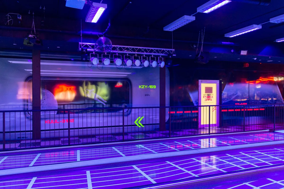 Bahnkopf mit Maschine im abgedunkelten XXL Sportcenter Duisburg