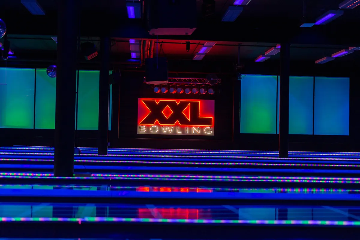 Disco-Bowling mit Neonlicht am Wochenende im XXL Sportcenter Duisburg