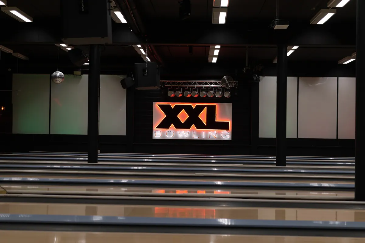 Halle mit XXL-Bowling-Schriftzug im XXL Sportcenter Duisburg
