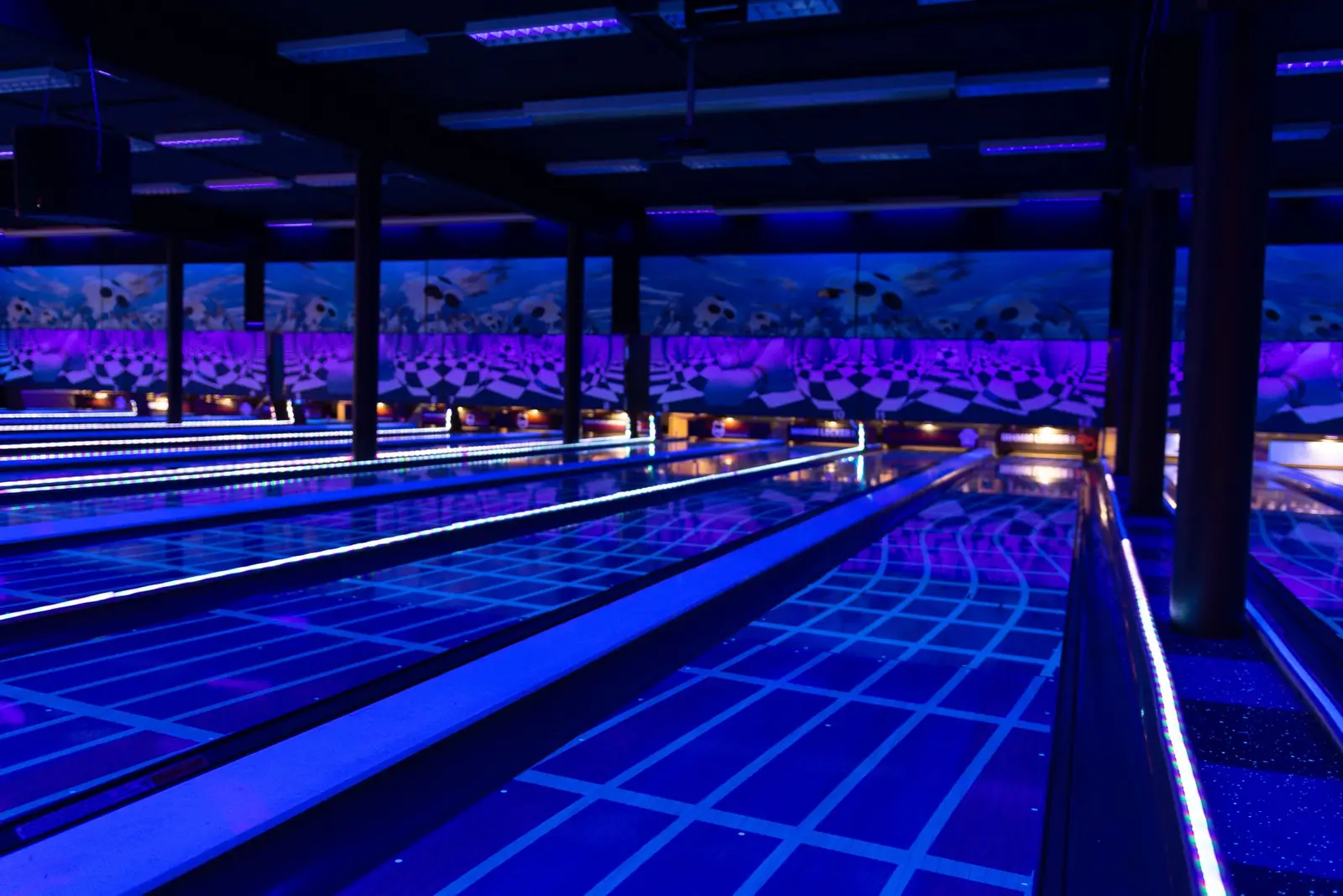 Bowling Mülheim: 16 Bahnen unter UV-Licht im XXL Sportcenter in Duisburg