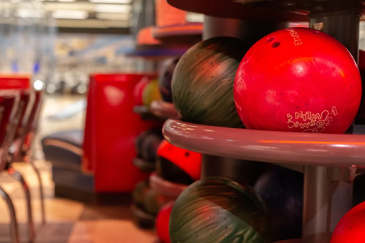 Bowlingkugeln in verschiedenen Gewichten in der Rückgabe